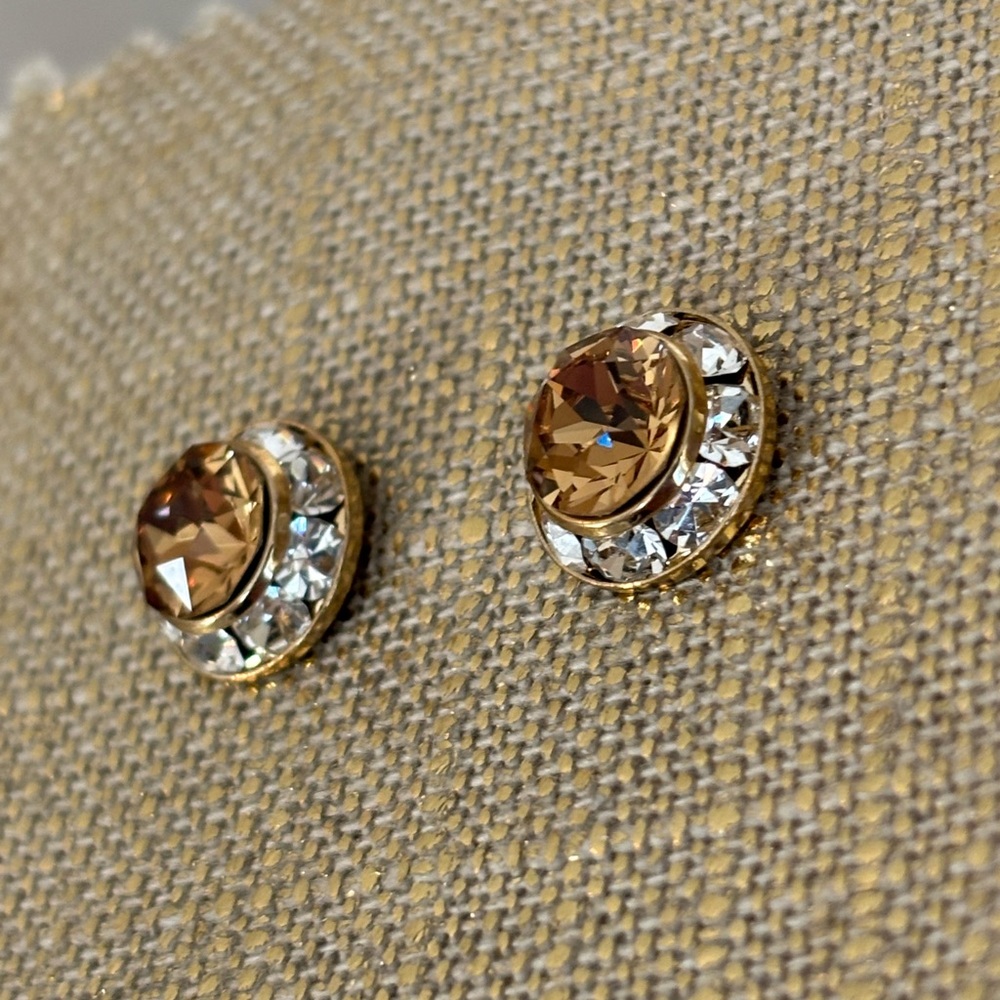Beautiful camel crystal & rhinestone earrings in gold tone setting.
NEVER WORN